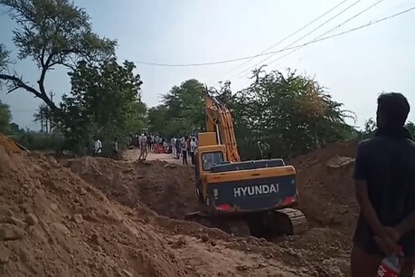 सिरसा: सीवर में गिरे दो किसान, एक को बाहर निकाला, दूसरे की तलाश जारी सिरसा: सीवर में गिरे दो किसान, एक को बाहर निकाला, दूसरे की तलाश जारी