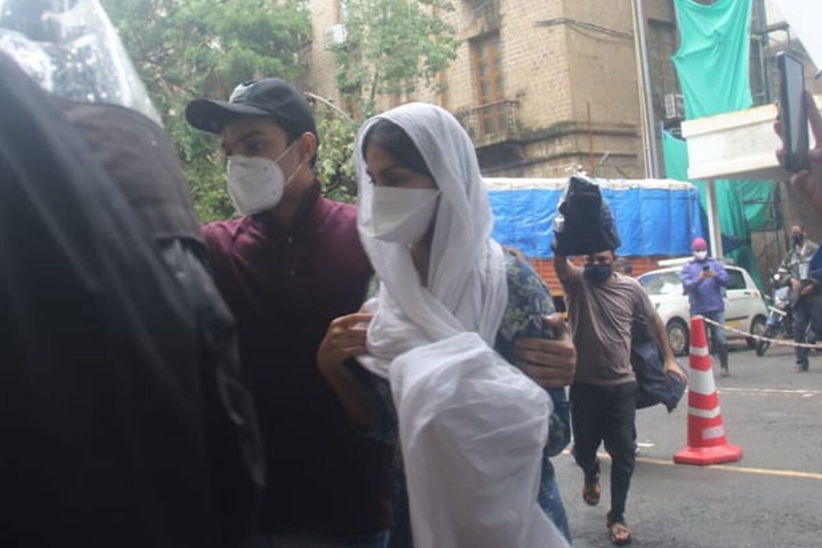 Sushant Singh Rajput, Rhea Chakraborty, Rhea Chakraborty reaches ED office, ED inquiry from Rhea Chakraborty in Sushant Singh Rajput Case, social media, viral news, bollywood, entertainment, news 18 hindi, network 18, सुशांत सिंह राजपूत, रिया चक्रवर्ती, ईडी के ऑफिस पहुंचीं रिया चक्रवर्ती, सुशांत सिंह राजपूत केस में रिया चक्रवर्ती से पूछताछ करेगी ईडी, सोशल मीडिया, वायरल न्यूज, बॉलीवुड, मनोरंजन, न्यूज 18 हिंदी, नेटवर्क 18