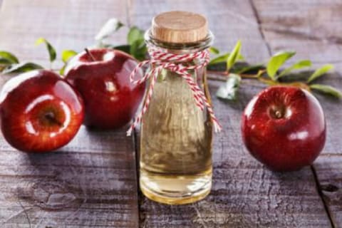 पोषक तत्वों से भरपूर सेब का सिरका सेहत को कई तरीके से फायदा देता है. 