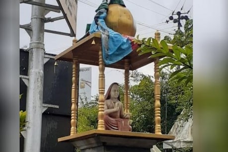 कर्नाटक में आदि शंकराचार्य की प्रतिमा पर मिला 'SDPI का झंडा', तनावपूर्ण हालात कर्नाटक में आदि शंकराचार्य की प्रतिमा पर मिला 'SDPI का झंडा', तनावपूर्ण हालात