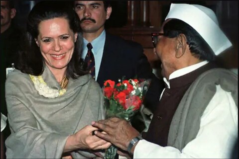 सोनिया गांधी का स्वागत करते कांग्रेस के पूर्व अध्यक्ष सीताराम केसरी की फाइल फोटो