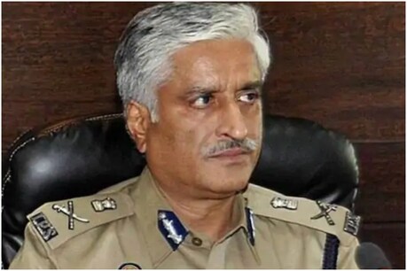 पंजाब: पुलिस ने पूर्व डीजीपी सुमेध सैनी के चंडीगढ़ स्थित आवास पर छापा मारा पंजाब: पुलिस ने पूर्व डीजीपी सुमेध सैनी के चंडीगढ़ स्थित आवास पर छापा मारा