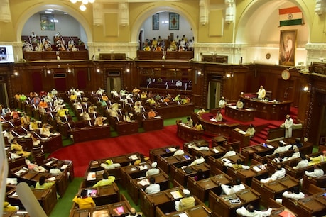 यूपी विधानसभा में आज ये 17 अहम विधेयक पेश करेगी योगी सरकार, देखें पूरी लिस्ट यूपी विधानसभा में आज ये 17 अहम विधेयक पेश करेगी योगी सरकार, देखें पूरी लिस्ट