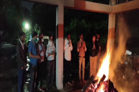 पोस्टमार्टम हाउस में रखी लावारिस लाशों में पड़े कीड़े, आंखों को चूहों ने नोच खाया पोस्टमार्टम हाउस में रखी लावारिस लाशों में पड़े कीड़े, आंखों को चूहों ने नोच खाया