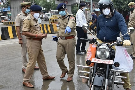 वाराणसी: चेकिंग में SSP ने मांगी ID तो बिजली कर्मचारी ने बत्ती गुल कराकर दिया परिचय वाराणसी: चेकिंग में SSP ने मांगी ID तो बिजली कर्मचारी ने बत्ती गुल कराकर दिया परिचय