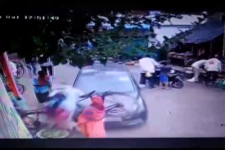Video: बाजार में ड्राइविंग सीख रहे युवक ने कई लोगों को कुचला, CCTV में कैद हुई घटना