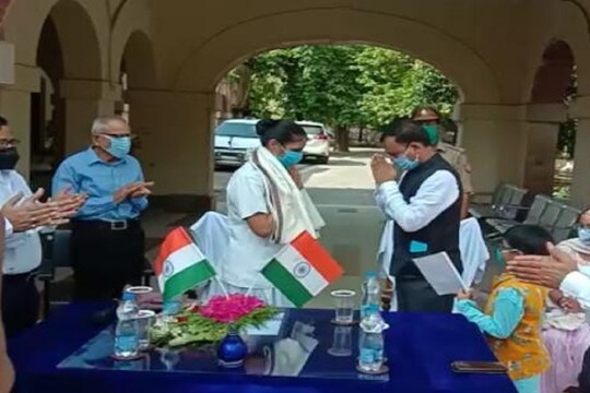 वाराणसी में कोरोना वॉरियर संविदा नर्स ने फहराया तिरंगा