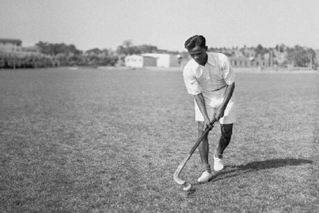Happy Birthday Dhyan chand: हॉकी से बरसते थे गोल ही गोल, हिटलर से लेकर ब्रैडमैन तक थे कायल Happy Birthday Dhyan chand: हॉकी से बरसते थे गोल ही गोल, हिटलर से लेकर ब्रैडमैन तक थे कायल