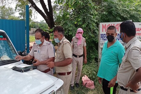 झज्जर: अज्ञात वाहन ने बाइक को मारी टक्कर, पति-पत्नी और बेटी की मौत झज्जर: अज्ञात वाहन ने बाइक को मारी टक्कर, पति-पत्नी और बेटी की मौत