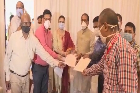 यूथ कांग्रेस कार्यकर्ता ने छिंदवाड़ा के चौरई में SDM के चेहरे पर कालिख पोत दी थी.