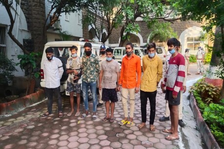 गिरोह युवतियों को भूखा रखता था और बेहिसाब शारीरिक यातनाएं देता था.