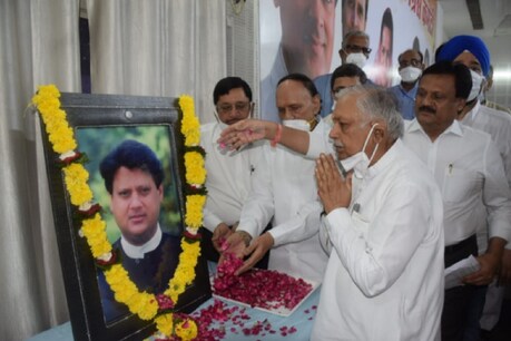 कांग्रेस दफ्तर में साथियो ने माधवराव सिंधिया को याद किया.