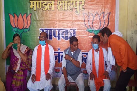 BJP के मंच पर पहुंचे कांग्रेस MLA बोले: 50 करोड़ में खरीदना चाहती थी भाजपा BJP के मंच पर पहुंचे कांग्रेस MLA बोले: 50 करोड़ में खरीदना चाहती थी भाजपा