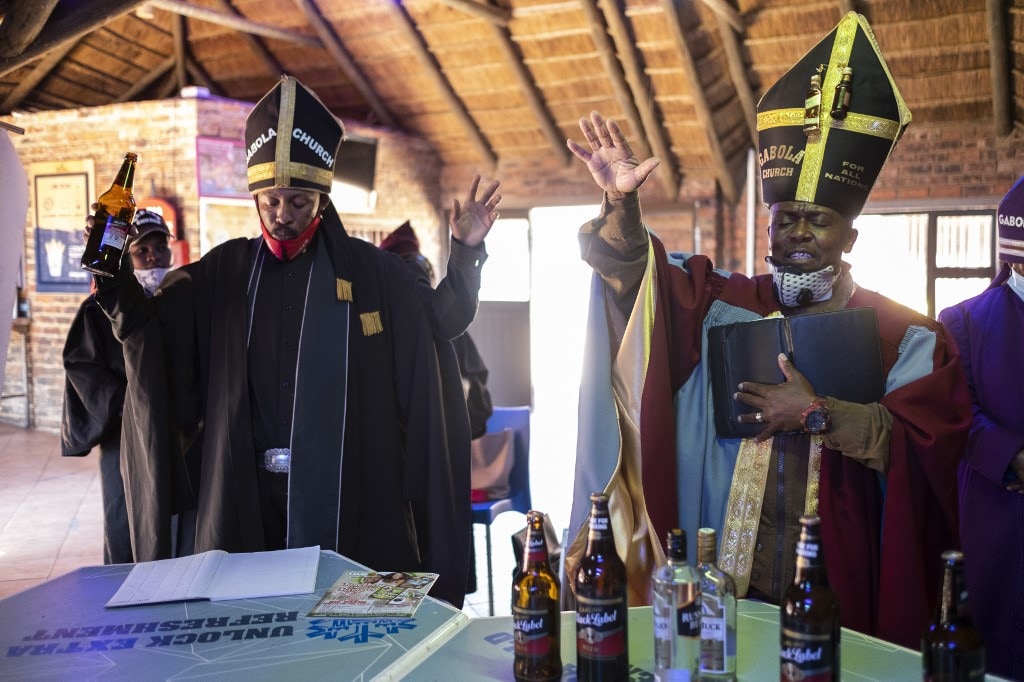 ये दुनिया का अपने तरह का ऐसा चर्च है जहां प्रार्थना के दौरान शराब पीने की इजाजत है. इस चर्च में पसंद की शराब पीने को प्रार्थना का हिस्सा माना जाता है. (फोटो-AFP)