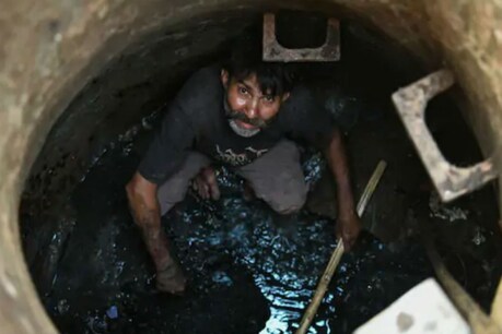 सीवर या सेप्टिक टैंकों की सफाई करते हुए 288 लोगों की मौत पिछले तीन साल में हुई.