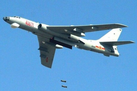 तिब्बत के पहाड़ी क्षेत्र में चीन का युद्धाभ्यास, H-6 बॉम्बर लड़ाकू विमान ने बरसाए बम तिब्बत के पहाड़ी क्षेत्र में चीन का युद्धाभ्यास, H-6 बॉम्बर लड़ाकू विमान ने बरसाए बम