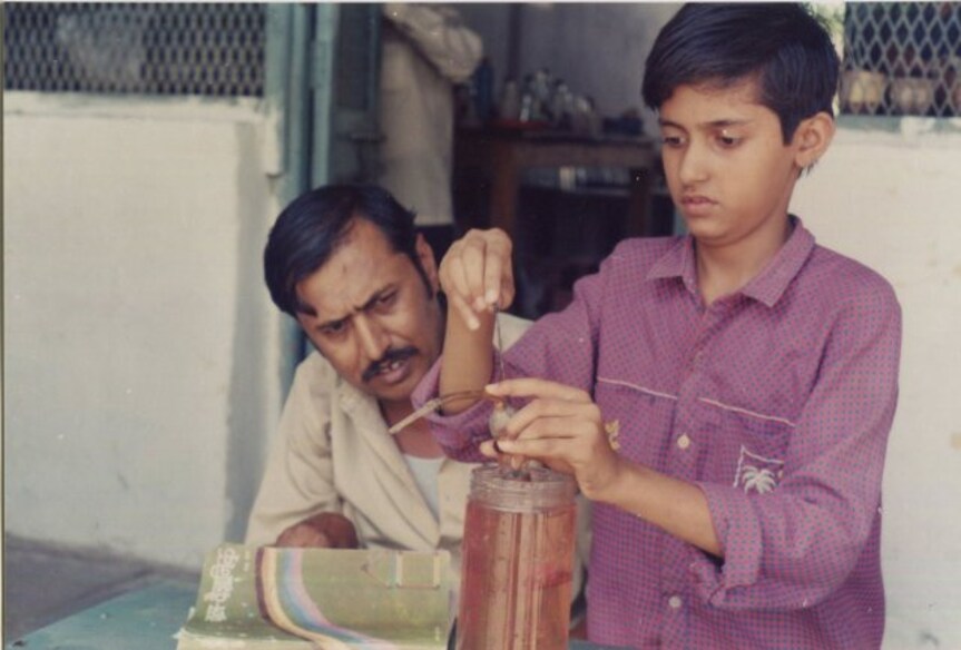 विज्ञान की किताब और मक्खी के अंडों की पहचान करवाने वाले शिक्षक विज्ञान की किताब और मक्खी के अंडों की पहचान करवाने वाले शिक्षक