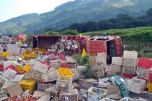 PHOTOS: सुंदरनगर में नेशनल हाईवे-21 पर पलटा सेब से लदा ट्रक, चालक घायल