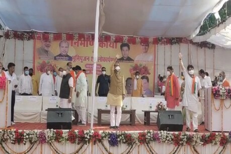 चुनाव प्रचार के मैदान में शिवराज-तोमर और सिंधिया साथ थे.