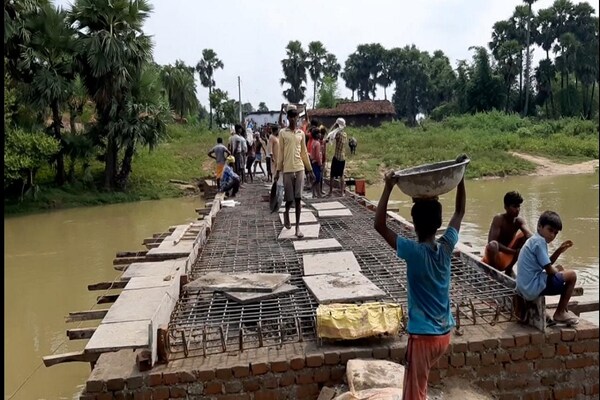 PHOTOS: नाकाम हुई सरकार तो लोगों ने 'माउंटेन मैन' को याद कर खुद ही बना डाला 100 फुट लंबा पुल