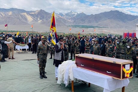 लेह में शहीद कमांडो नीमा तेंजिन की अंतिम विदाई में पहुंचे बीजेपी नेता, चीन को दिया कड़ा संदेश लेह में शहीद कमांडो नीमा तेंजिन की अंतिम विदाई में पहुंचे बीजेपी नेता, चीन को दिया कड़ा संदेश