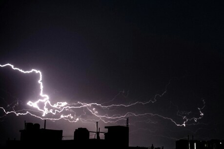 दक्षिण भारत में भारी बारिश, उत्तर प्रदेश में आकाशीय बिजली गिरने से 6 लोगों की मौत दक्षिण भारत में भारी बारिश, उत्तर प्रदेश में आकाशीय बिजली गिरने से 6 लोगों की मौत