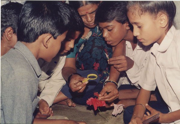 गुजरात में गिजुभाई ने भी शैक्षणिक प्रयोगों के माध्यम से मजेदार पठन-पाठन के लिए बेहतरीन किताबें लिखी हैं.