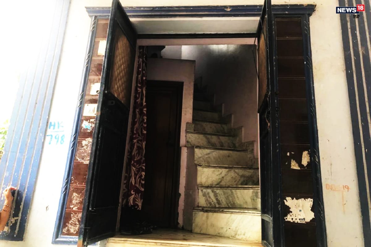 smallest house of delhi, burari six yard house, delhi smallest house, owner 6 yard house, arun kumar, bedroom, kitchen, bathroom, family lives in 6 yard, six yard house, smallest house in six yard, five members family lives, 6 yard, smallest house in six yard, दिल्ली का अजूबा, 6 गज का मकान, दिल्ली का सबसे छोटा घर, बुराड़ी, दिल्ली का अजूबा, 6 गज का मकान, दिल्ली का सबसे छोटा घर, आर्किटेक्ट अरुण कुमार, बिहार, मुंगेर, मजदूर, बिहारी दिमागइस मकान को बनाने वाला अब इस इलाके में नहीं रहता है.
