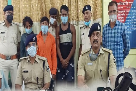 समस्तीपुर: टॉप 10 क्रिमिनल में शामिल कुख्यात शशि राय सहित तीन गिरफ्तार, कार्बाइन समेत कई हथियार और कारतूस बरामद समस्तीपुर: टॉप 10 क्रिमिनल में शामिल कुख्यात शशि राय सहित तीन गिरफ्तार, कार्बाइन समेत कई हथियार और कारतूस बरामद