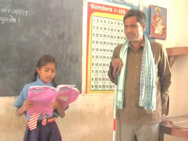 chhattisgarh news, dhamtari news, teachers day news, teachers day 2020 special news, teachers day 2020 quotes, teachers day photos, blind teacher, dhamtari blind teacher Harishankar Kurre, नेत्रहीन शिक्षक, धमतरी के नेत्रहीन शिक्षक हरिशंकर कुर्रे, शिक्षक दिवस २०२०