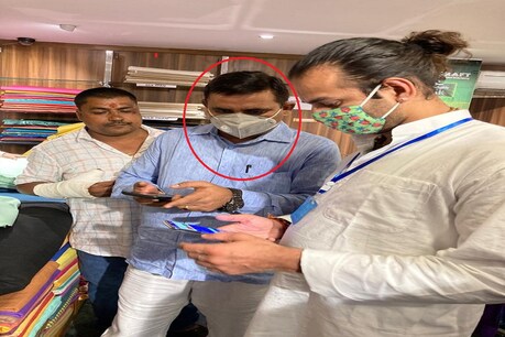 तेजप्रताप यादव के साथ जेडीयू नेता कमलेश शर्मा (लाल घेरे में)