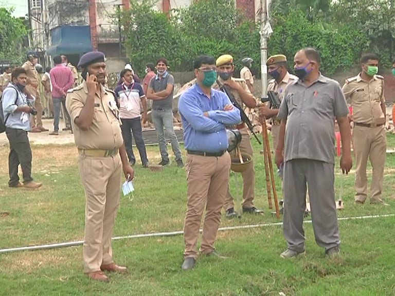 yogi adityanath government, ex mla Atique Ahmed, Atique Ahmed property demolished, अतीक अहमद की संपति, गिराई गई अतीक अहमद की संपति, अवैध निर्माण पर योगी सरकार ने चलाया बुलडोजर, illegal construction demolished, action on mafia in up, action on Atique Ahmed, cm yogi आदित्यनाथ