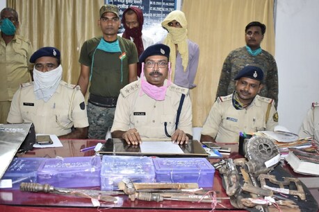 पुलिस ने दो जगहों पर छापा मारकर 10 अवैध हथिायरों और सात तस्करों को गिरफ्तार किया है (फाइल फोटो)