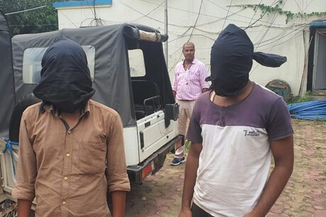 हजारीबाग पुलिस ठगों के पास से काफी सामान बरामद किया है.