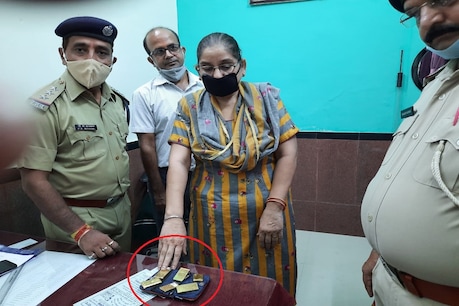सोने की तस्करी कर रही महिला कैरियर गिरफ्तार.