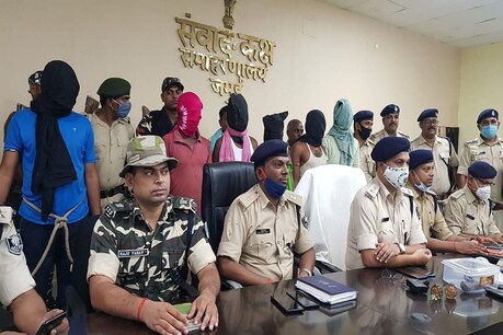 बिहार के जमुई से गिरफ्तार अपराधियों के बारे में जानकारी देते एसपी और अन्य