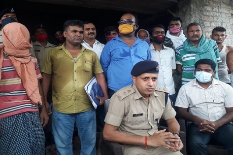 गिरफ्तार अपराधी के साथ लखीसराय के एसपी सुशील कुमार.