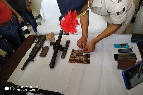 कुख्यात बिट्टू सिंह से बरामद हथियार.