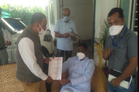 प्रदेश के डेढ़ लाख संविदा कर्मचारी-अधिकारी इस आदेश के विरोध में आ गए हैं.