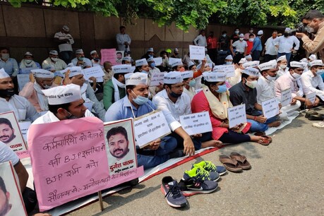 निगम कर्मचारियों के वेतन की मांग को लेकर आम आदमी पार्टी पार्षदों का MCD के खिलाफ धरना निगम कर्मचारियों के वेतन की मांग को लेकर आम आदमी पार्टी पार्षदों का MCD के खिलाफ धरना