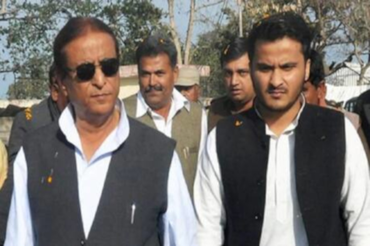 अपने पिता आजम खान के साथ अब्दुला खान. (फाइल फोटो)