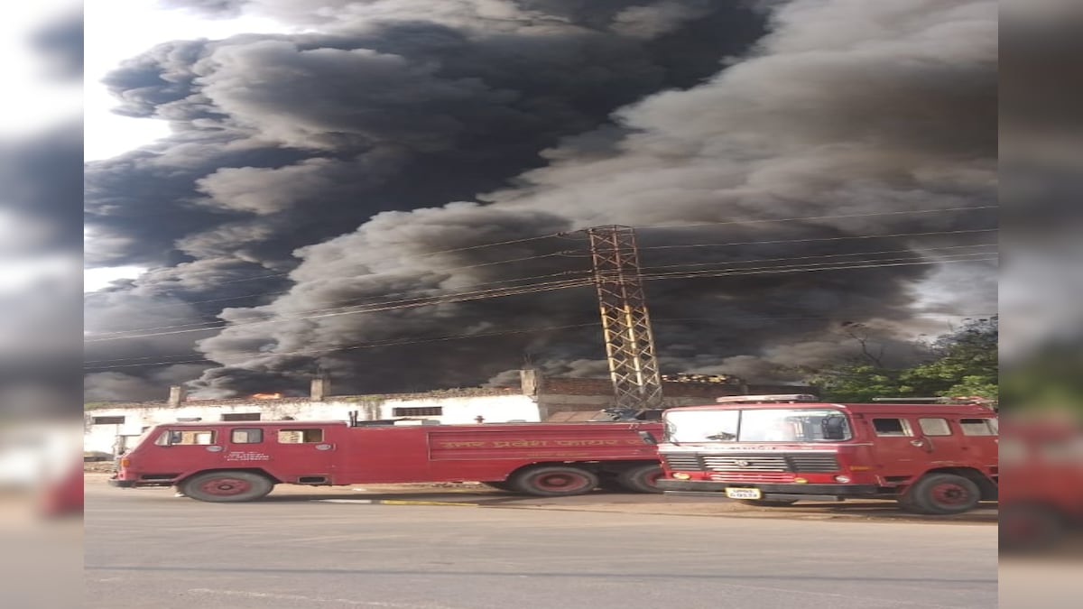 आगरा में केमिकल फैक्ट्री में लगी भीषण आग, आसपास के इलाके को खाली कराया