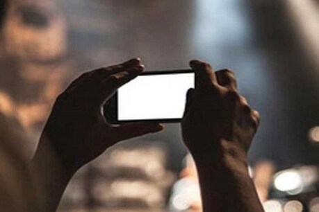केस में मदद के बहाने युवती से शारीरिक संबंध बनाना चाहता था थानेदार, ऑडियो हुआ वायरल तो SP ने करवाया गिरफ्तार केस में मदद के बहाने युवती से शारीरिक संबंध बनाना चाहता था थानेदार, ऑडियो हुआ वायरल तो SP ने करवाया गिरफ्तार