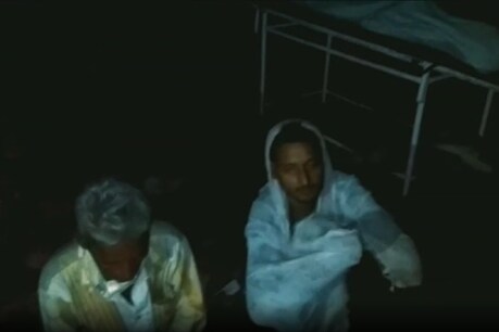Auraiya : जवान बेटे का शव लेने के लिए रात भर बारिश में भीगते रहे शोक में डूबे परिजन Auraiya : जवान बेटे का शव लेने के लिए रात भर बारिश में भीगते रहे शोक में डूबे परिजन