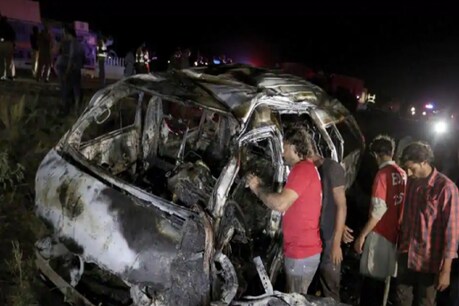 पाकिस्तान में बस जलकर पूरी तरह खाक हो गई. इस हादसे में 13 लोग मारे जा चुके हैं. फोटो: AP
