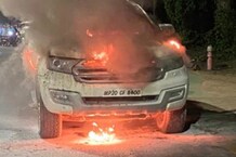PHOTOS: जब बीच सड़क पर धू-धू कर जल उठी लग्‍जरी SUV कार, देखते रह गए लोग