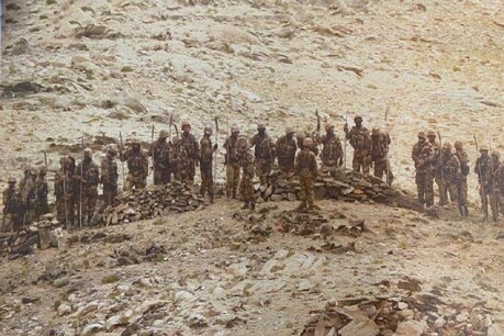 India-China Standoff: भारतीय पोस्ट के पास भाले और बंदूकों से लैस चीनी सैनिकों की तस्वीर आई सामने India-China Standoff: भारतीय पोस्ट के पास भाले और बंदूकों से लैस चीनी सैनिकों की तस्वीर आई सामने