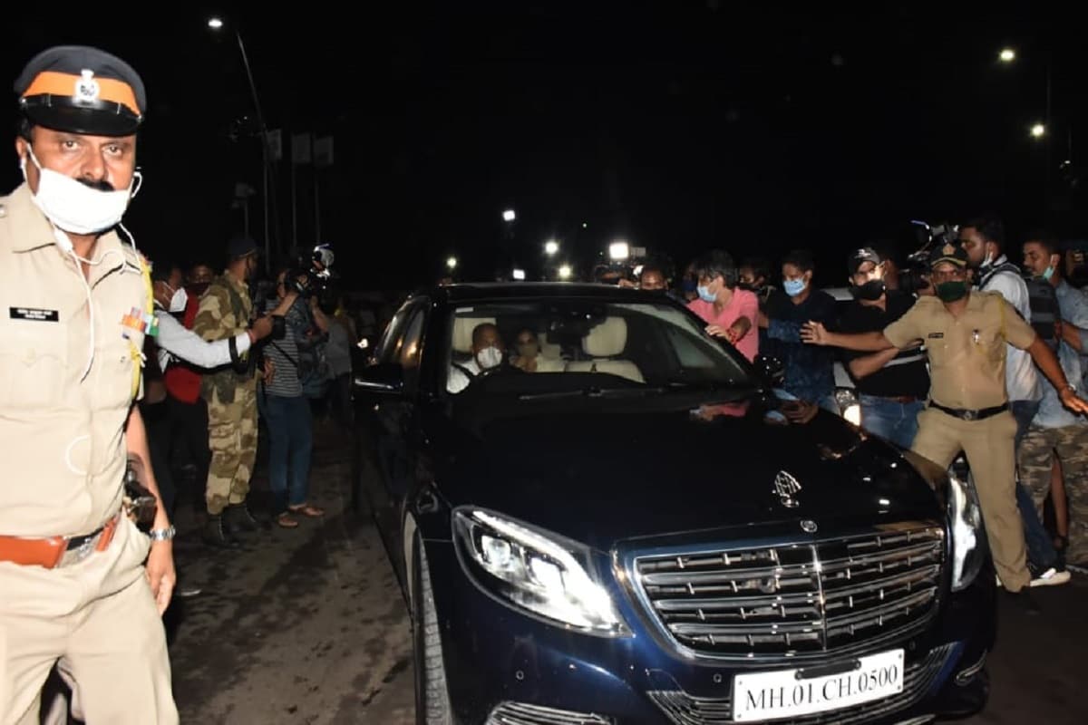  मुंबई एयरपोर्ट से दीपिका और रणवीर के कार से अपने घर के लिए निकलने के दौरान सड़कों तक मीडियाकर्मियों की भारी भीड़ लगी हुई थी. (Photo: Viral Bhayani)