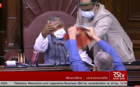 टीएमसी सांसद डेरेक ओ ब्रायन पर राज्यसभा में सभापति के आसन के पास जाकर रूल बुक फाड़ने का आरोप है. (फाइल फोटो)