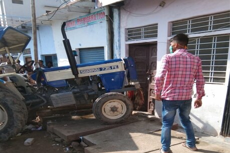 Dholpur: बजरी माफिया का तांडव, सड़क पर जमकर किया बवाल, पुलिस पर पथराव और फायरिंग, दहशत में आये लोग Dholpur: बजरी माफिया का तांडव, सड़क पर जमकर किया बवाल, पुलिस पर पथराव और फायरिंग, दहशत में आये लोग